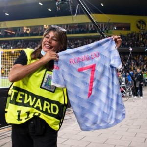 世界杯金球奖-被C罗闷中女保安获赠他7号球衣 7年前曾跟他对骂