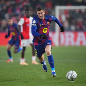 世界杯奖项评选-莱万半场进乌龙，布拉格斯拉维亚将莱万巴萨球衣P成自己球衣